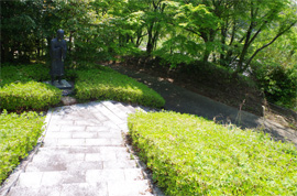永代供養塔へ至る道